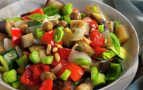 CAPONATA DE HORTALIZAS CON PIÑONES Y OLIVAS